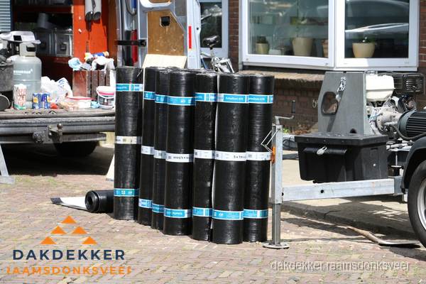 Rollen bitumen dakbedekking klaar voor daklekkage reparatie in Raamsdonksveer Rollen bitumen dakbedekking klaar voor daklekkage reparatie in Raamsdonksveer