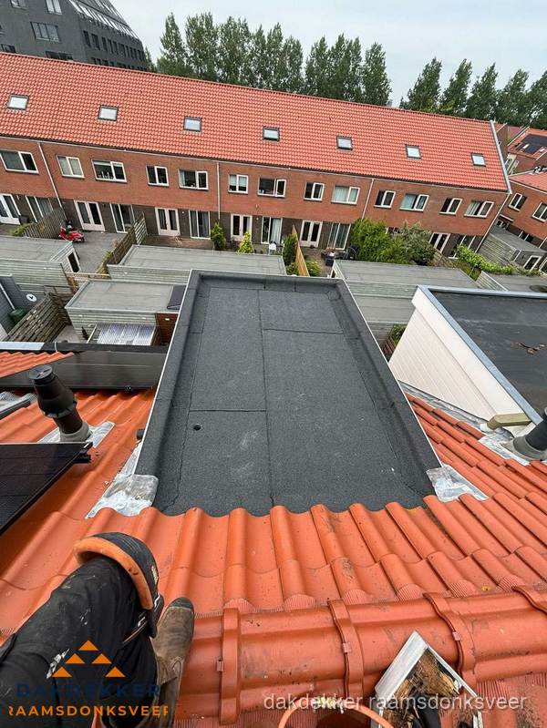 Bitumen dak reparatie op plat dak tussen dakpannen in Raamsdonksveer Bitumen dak reparatie op plat dak tussen dakpannen in Raamsdonksveer