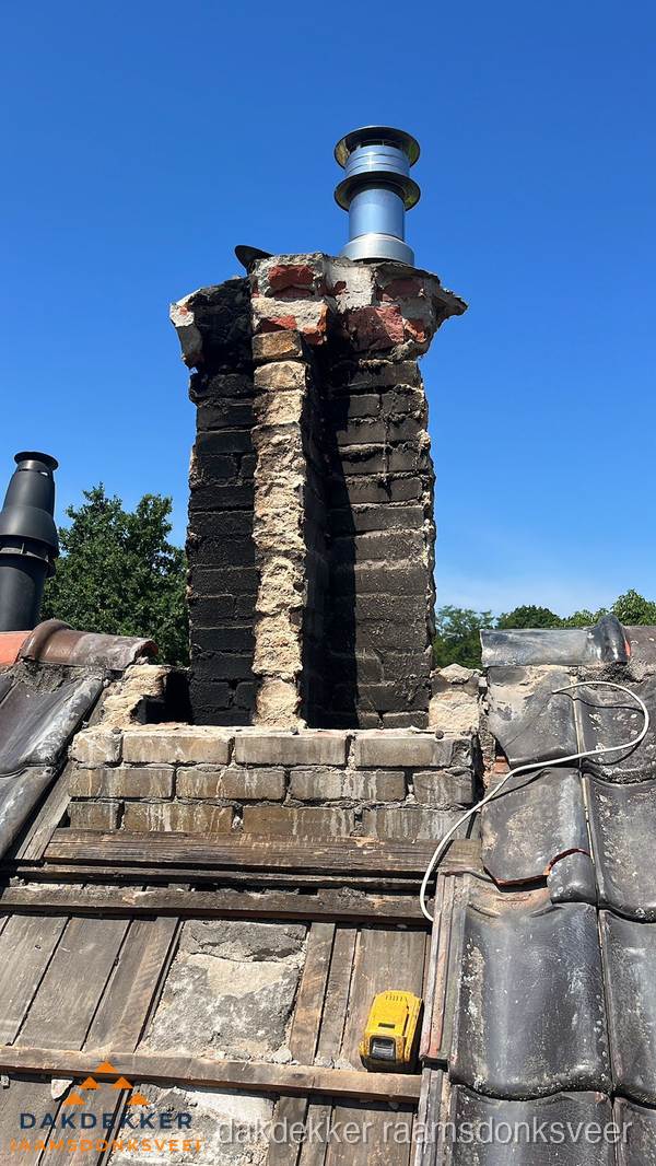 Beschadigde schoorsteen met nieuwe rookgasafvoer op oud dak in Raamsdonksveer Beschadigde schoorsteen met nieuwe rookgasafvoer op oud dak in Raamsdonksveer