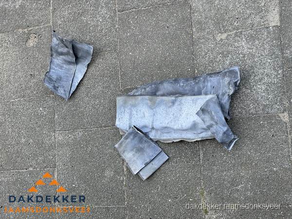 Oude verwijderde loodslabben na vervanging in Raamsdonksveer Oude verwijderde loodslabben na vervanging in Raamsdonksveer