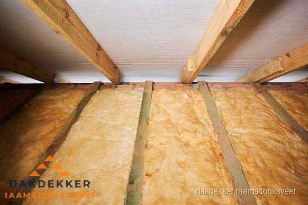 Dakisolatie met glaswol tussen dakspanten in Raamsdonksveer