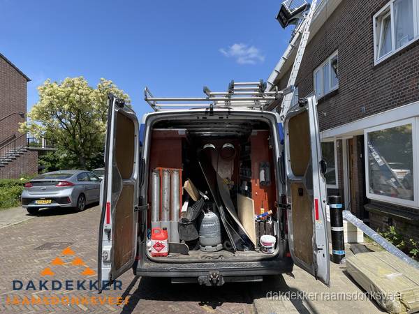Spoed dakdekker bus met gereedschap en ladder bij woning in Raamsdonksveer Spoed dakdekker bus met gereedschap en ladder bij woning in Raamsdonksveer