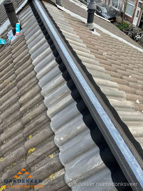 Nokvorst met Monier ventilatie op schuin pannendak in Raamsdonksveer Nokvorst met Monier ventilatie op schuin pannendak in Raamsdonksveer