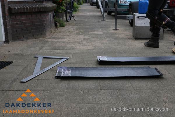 Dakbedekkingsmateriaal en zinkwerk klaargelegd voor reparatie in Raamsdonksveer