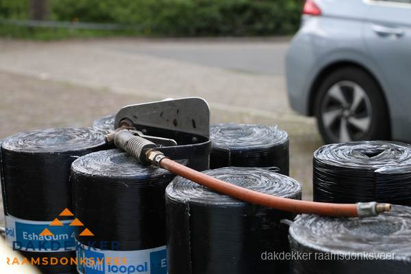 Rollen bitumen dakbedekking EshaGum klaar voor installatie in Raamsdonksveer Rollen bitumen dakbedekking EshaGum klaar voor installatie in Raamsdonksveer