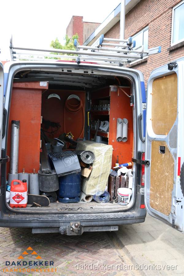 Bedrijfsbus van dakdekker met gereedschap en materialen in Raamsdonksveer Bedrijfsbus van dakdekker met gereedschap en materialen in Raamsdonksveer