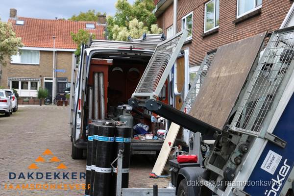 Dakdekkersbusje met materiaal en ladderlift voor dakpannen vervangen in Raamsdonksveer Dakdekkersbusje met materiaal en ladderlift voor dakpannen vervangen in Raamsdonksveer