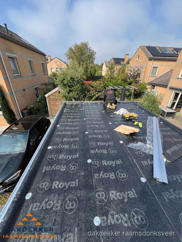Nieuwe Royal bitumen dakbedekking op plat dak van aanbouw in Raamsdonksveer Nieuwe Royal bitumen dakbedekking op plat dak van aanbouw in Raamsdonksveer