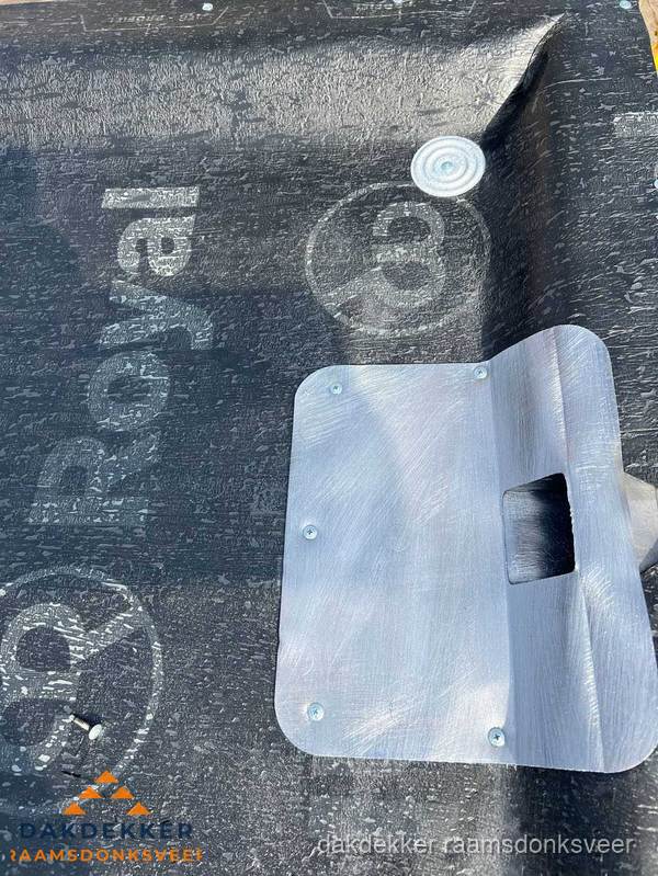 Dakgoot aansluiting op bitumen dak in Raamsdonksveer Dakgoot aansluiting op bitumen dak in Raamsdonksveer
