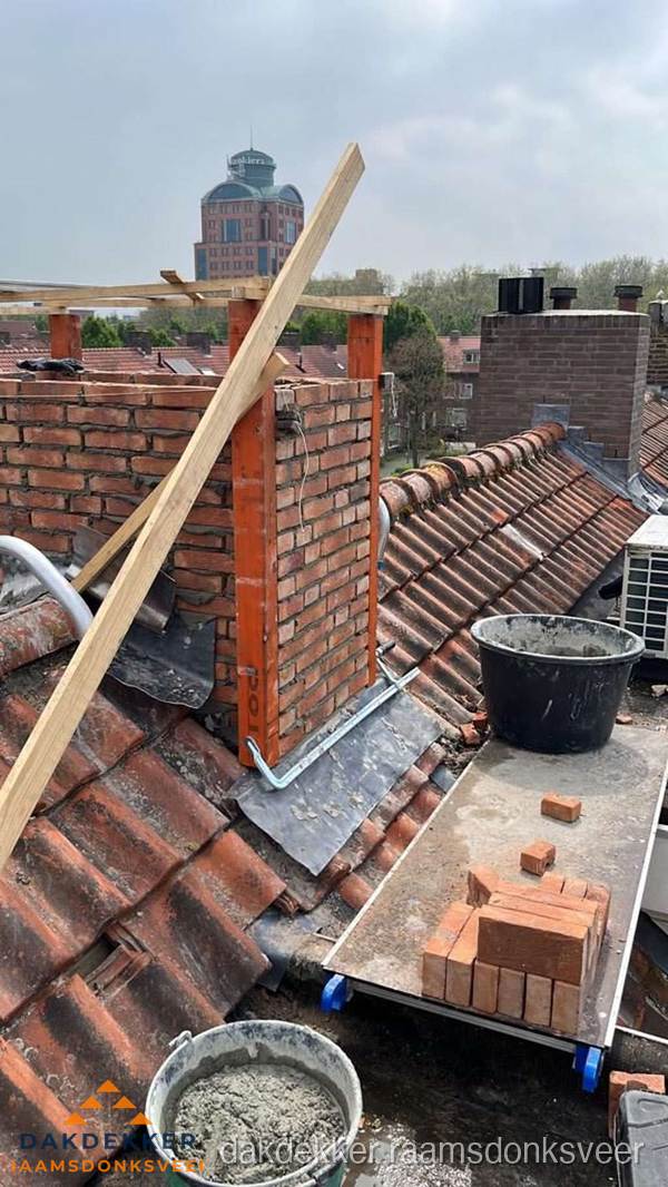 Schoorsteen renovatie met metselwerk op schuin dak in Raamsdonksveer Schoorsteen renovatie met metselwerk op schuin dak in Raamsdonksveer