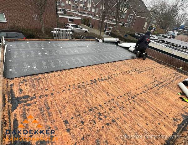 Dakdekker legt onderlaag op plat dak met houten constructie in Raamsdonksveer