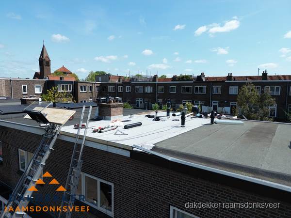 Dakdekkers aan het werk op plat dak in Raamsdonksveer Dakdekkers aan het werk op plat dak in Raamsdonksveer