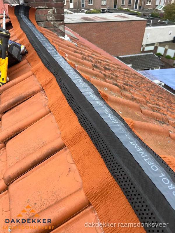Nokventilatie installeren op hellend pannendak in Raamsdonksveer Nokventilatie installeren op hellend pannendak in Raamsdonksveer