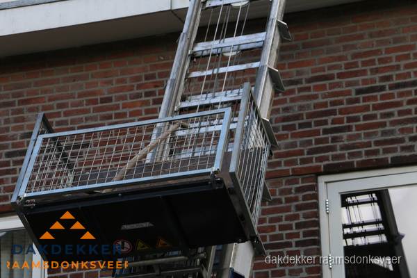 Ladderlift met dakpannen voor dakpan reparatie in Raamsdonksveer