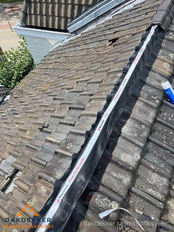 Nokvorst renovatie met Koramic nokrol op schuin pannendak in Raamsdonksveer Nokvorst renovatie met Koramic nokrol op schuin pannendak in Raamsdonksveer