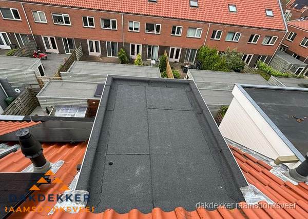 Plat dak met bitumen bedekking naast dakkapel in Raamsdonksveer Plat dak met bitumen bedekking naast dakkapel in Raamsdonksveer