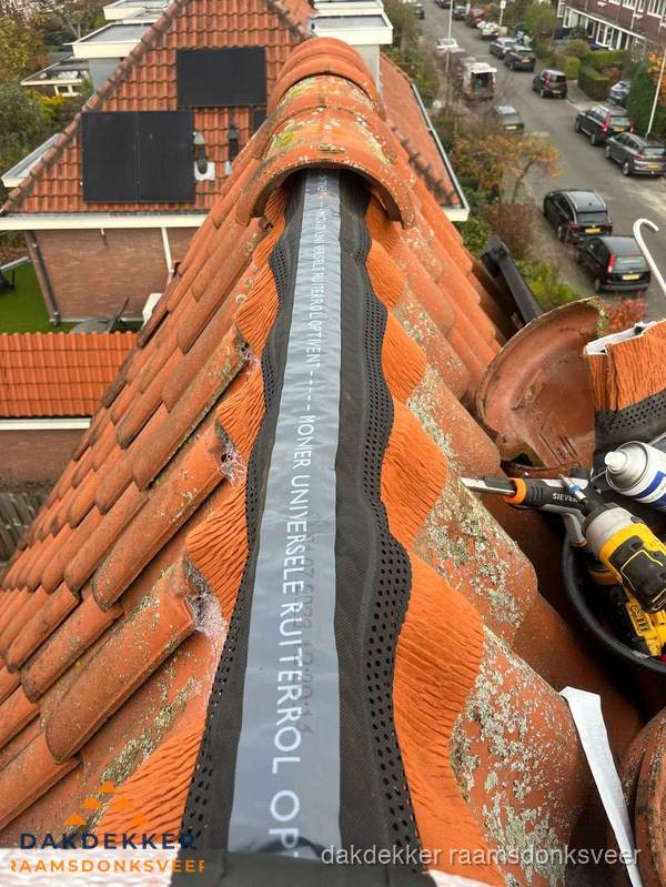 Dakdekker vervangt nokvorst met ruiterrol op pannendak in Raamsdonksveer Dakdekker vervangt nokvorst met ruiterrol op pannendak in Raamsdonksveer