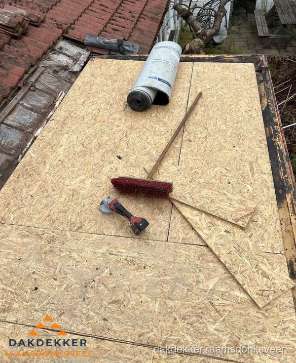 Plat dak vervangen met nieuwe OSB-ondergrond en bitumenrol in Raamsdonksveer Plat dak vervangen met nieuwe OSB-ondergrond en bitumenrol in Raamsdonksveer