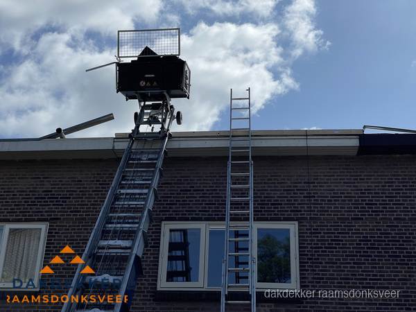 Ladderlift en ladder bij woning voor dakinspectie in Raamsdonksveer Ladderlift en ladder bij woning voor dakinspectie in Raamsdonksveer