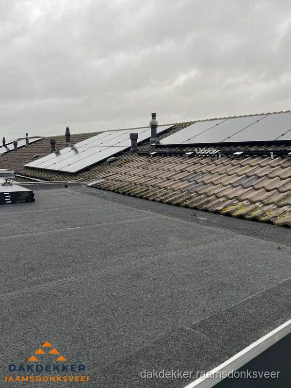 Bitumen dakbedekking op plat dak met aansluitend pannendak en zonnepanelen in Raamsdonksveer Bitumen dakbedekking op plat dak met aansluitend pannendak en zonnepanelen in Raamsdonksveer