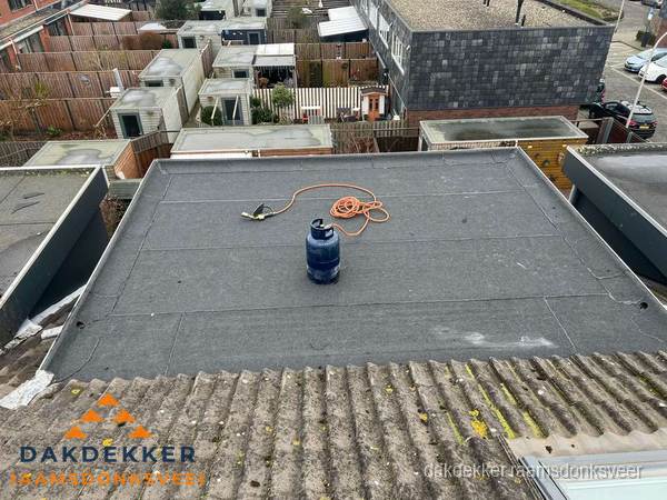 Dakrenovatie afgerond met nieuwe bitumen dakbedekking in Raamsdonksveer Dakrenovatie afgerond met nieuwe bitumen dakbedekking in Raamsdonksveer