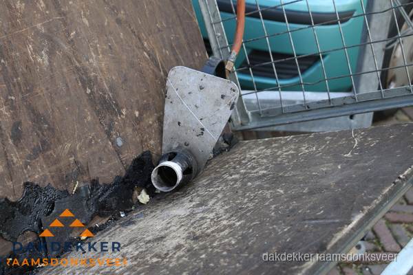 Dakdekkers gasbrander voor bitumen werkzaamheden in Raamsdonksveer