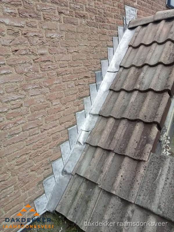 Loodslabben langs dakaansluiting bij bakstenen muur in Raamsdonksveer Loodslabben langs dakaansluiting bij bakstenen muur in Raamsdonksveer