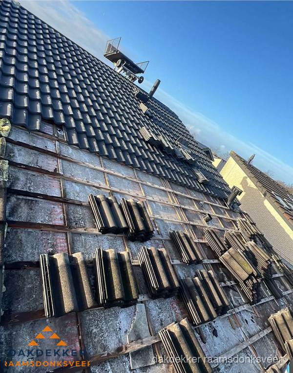 Schuin dak renovatie met nieuwe dakpannen in Raamsdonksveer Schuin dak renovatie met nieuwe dakpannen in Raamsdonksveer